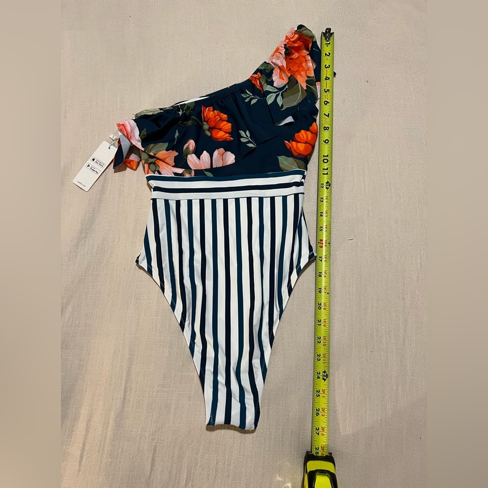 Cupshe one piece suit XS - Picture 3 of 5